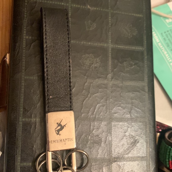 Vintage REMY MARTIN (cognac) Keychain - Picture 3 of 5